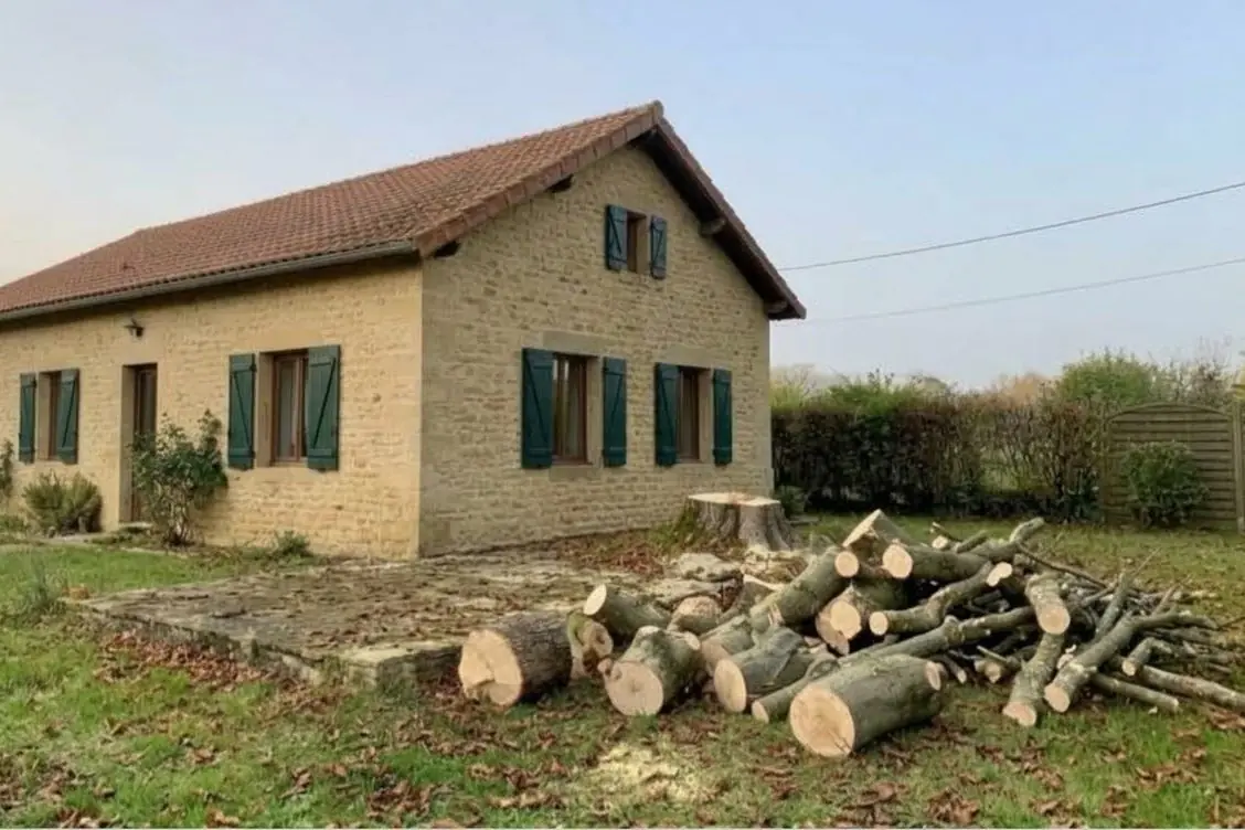 Après les travaux : exemple : grand marronnier abattu près d'une maison