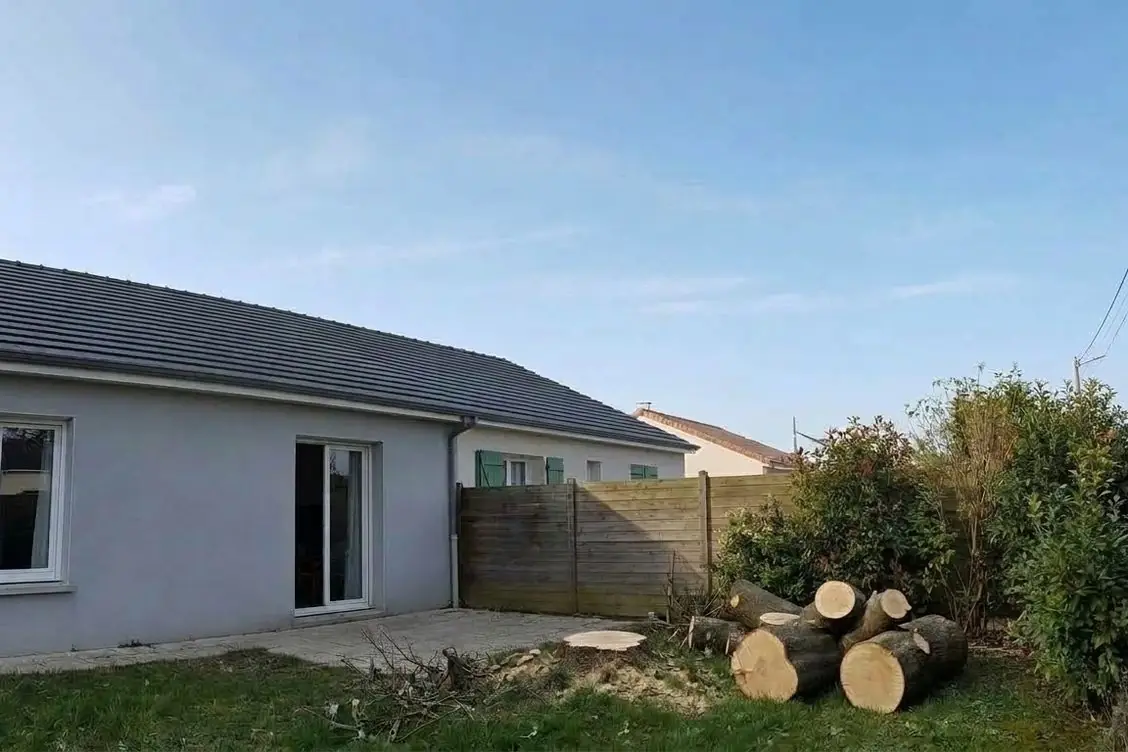 Après les travaux : exemple : grand arbre abattu dans un petit jardin