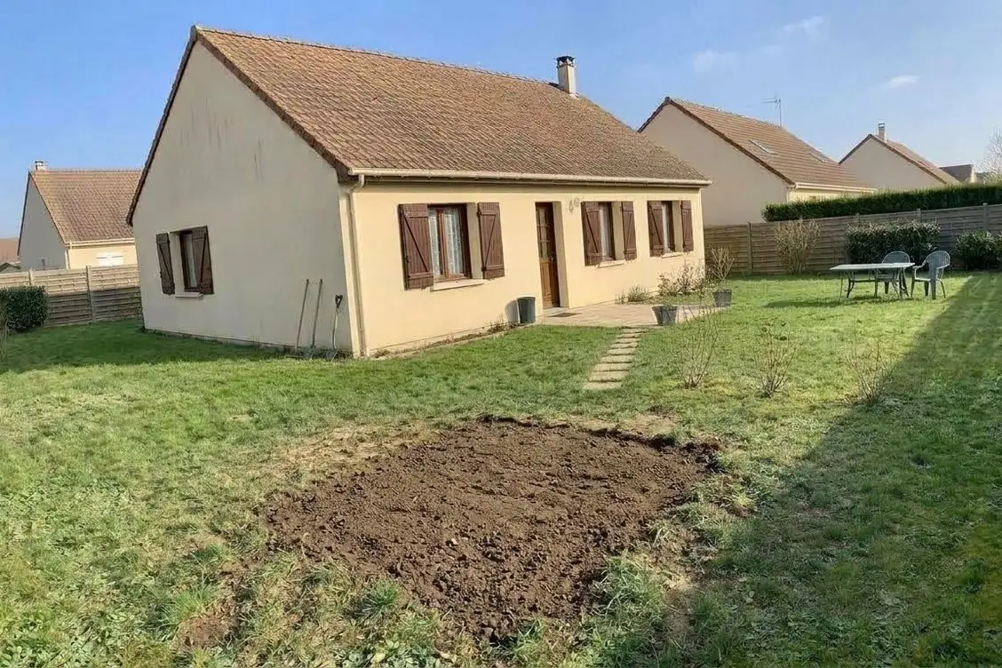 Après les travaux : exemple : vieille souche rognée au milieu d'une pelouse